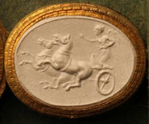 Victoria lenkt ihren zweispännigen Wagen (Daktyliothek, Erstes Mythologisches Tausend)