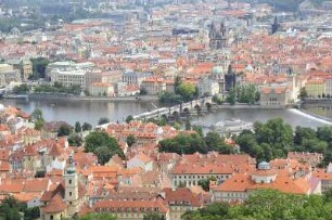 Stadtübersicht von Prag : Stadtübersicht vom Aussichtsturm auf dem Laurenziberg, vorn die Karlsbrücke, dahinter die Altstadt (Stare Mesto). Aufgenommen in Prag am 31. Juli 2009