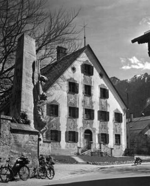 Oberammergau. Forstamt (1701/1800). Giebelfront mit Lütlmalereien