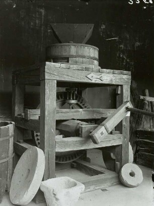 Handmühle : Hessen, Nassau. Römische Handmühle, Saalburg (Taunus). Neben der Mühle zwei Mühlsteine und ein Auffangnapf