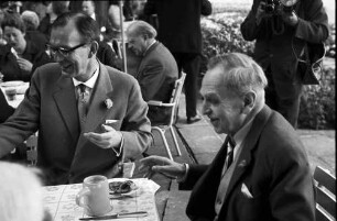 Nobelpreisträgertagung 1960 Mediziner; Bayrisches Frühstück am Tisch: Graf Lennart Bernadotte, Otto Hahn