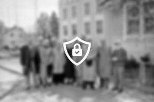 Stormarnschule: Treffen zum 50-jähriges Abitur: Gruppenbild der ehemaligen Abiturienten [Name maskiert] Karl-Heinz [Name maskiert] [Name maskiert] [Name maskiert] [Name maskiert] [Name maskiert] [Name maskiert] [Name maskiert] [Name maskiert] Löhr und [Name maskiert] mit dem früheren Musiklehrer [Name maskiert] und dem stellvertretenden Schulleiter [Name maskiert] dahinter Schulgebäude: hinten links Fahnenmasten, Parkplatz mit Pkws und Gebäude: 11. [Name maskiert]