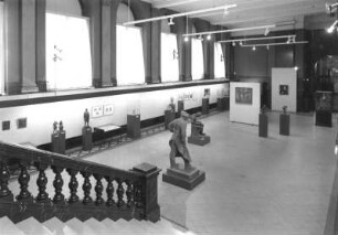 Ausstellung "Das Albertinum vor 100 Jahren - die Sammlung Georg Treu". Dresden, Albertinum 1994/1995. Klingersaal von der Empore