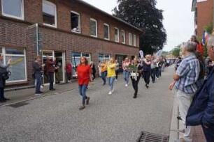 Bad Oldesloe: Kindervogelschießen: Hagenstraße Ecke Weg am Stadtarm, Blickrichtung Südwesten: Musikzug Oldesloer Stadtgarde e. V.: 13. Juli 2023