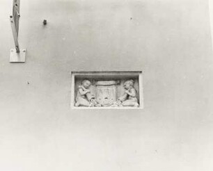 Relief mit Stadtwappen am Erker