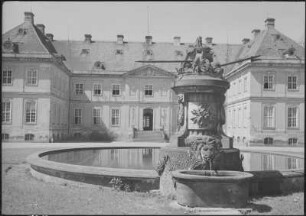 Brunnen im Schlosshof : Reibersdorf (Rybarzowice/Polen). Schloss Reibersdorf1763/1779; A. Hünigen). Hofansicht mit Brunnen (um 1790)