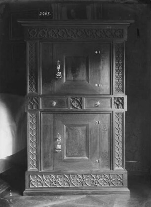 Zweigeschossiger Schrank