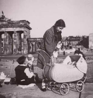 Berlin, spielende Kinder in der Nähe des zerstörten Brandenburger Tors