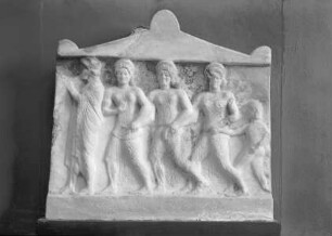 sogenanntes Charitenrelief, Hermes und Nymphen(?)