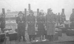 Selbstversenkung des Hochseepassagierdampfers "Columbus" am 19. Dezember 1939, während der Überführung von Besatzungsangehörigen vom Internierungslager auf Ellis Island in das Internierungslager auf Angel Island, Kalifornien, hier wartend am Hafen für den Umstieg vom Zug auf einen Dampfer
