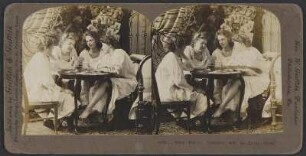 Genredarstellung mit vier jungen Frauen in Nachthemden beim Kartenspiel im Boudoir (Vorderseite englisch beschriftet, Rückseite in Russisch, Deutsch und Spanisch)