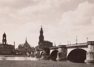 Dresden, Blick vom Neustädter Elbufer auf Augustusbrücke, Ständehaus, Georgentor und Hofkirche