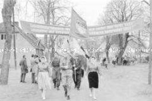 Mitglieder der FDJ marschieren beim Festumzug zum 1. Mai in einer Landgemeinde bei Neustrelitz