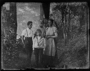 Ohne Titel (Hans, Walter, Johann Traugott und Ernestine Louise Zille im Garten in Rummelsburg)