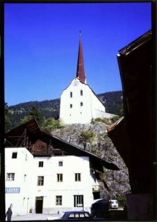 Oetz: Dorfkirche auf Felsvorsprung