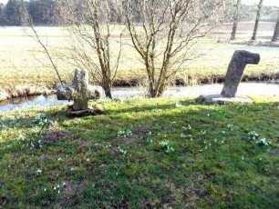 Hagenau-Kirchhofareal im Norden mit Grabkreuz Fragmenten (Kirchhof als Begräbnisplatz im 19 Jh aufgelöst - feste Kirchhofmauer mit Wehrgang abgetragen)