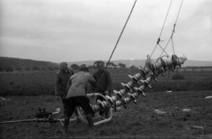 Deutschland. Vorbereiten einer Doppel-Isolatoren-Kette für die Montage durch das Elektroarmaturenwerk Radebeul-Kötzschenbroda