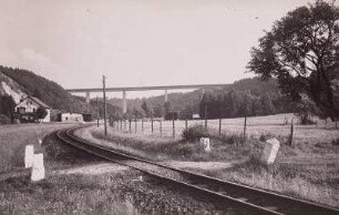 Eisenbahnlinie Nossen-Wilsdruff : Nossen. Strecke nach Wilsdruff im Tal der Freiberger Mulde. Blick talauf gegen Autobahnbrücke Siebenlehn. Begrenzungssteine am Eisenbahnübergang