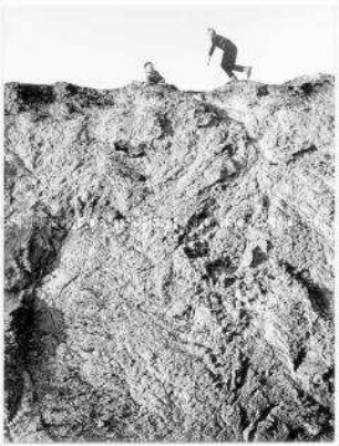 Zwei Jungen auf einem Sandhaufen