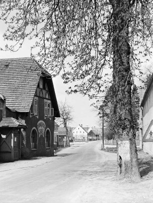 Niesky-See, Dorfstraße mit Brauerei : Niesky-See, Dorfstraße mit Brauerei und Gasthof See (Motiv einer mehrteiligen Ansichtspostkarte)