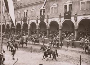 Turnierspiele 1936 : Turnierspiele im Stallhof zu Dresden. Aufritt zum Turnier