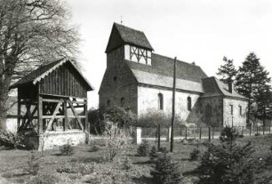 Heideblick-Borsdorf. Glockenstuhl und Dorfkirche. 2. H. 14. Jh / um 1700. Ansicht von Südwesten