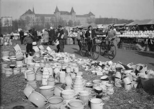 Dresden. Jahrmarkt auf dem Alaunplatz : Dresden. Jahrmarkt auf dem Alaunplatz. Verkauf von Töpfen u.a. Kochgeschirr