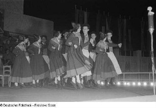Personen bei einer Tanzvorführung auf der Leipziger Herbstmesse 1954