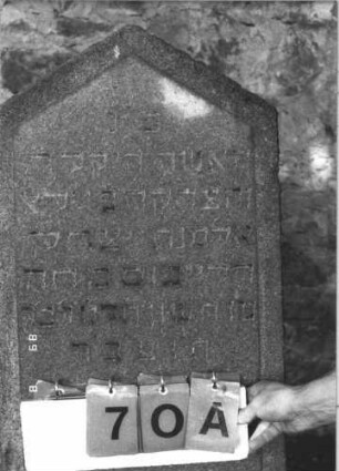 Grabstein 70 (Index: 100105849) Material: polierter Granit Zustand: sehr gut Maße HxBxT: 132x52x26 cm Beschreibung: Stele auf Sockel, erhabenes Schriftfeld Steinmetz: Wagner: Grabstein 70A