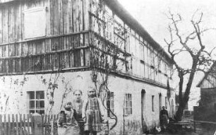 Neschwitz-Loga. Ehem. Logaer Mühle, 1908 (mit Müllerin Marie Semmer und ihren Töchtern Liesbeth (rechts) und Marie), Ausschnitt, Repro (Bildersammlung Ida Hohlfeld, geb. Semmer, Loga)