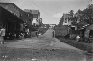 Hafenauffahrt : Randall Street von der Hafenseite der Stadt zur Oberstadt führend.