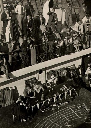 Animation an Bord des 1931 in Dienst gestellten kombinierten Passagier- und Frachtschiff "Monte Rosa". Unterhaltung für die Passagiere - Pferderennen.