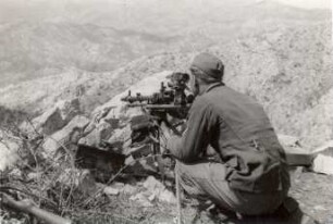 Soldat an einem Maschinengewehr