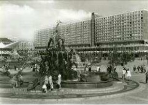 Berlin, Neptun-Brunnen und Rathausstraße