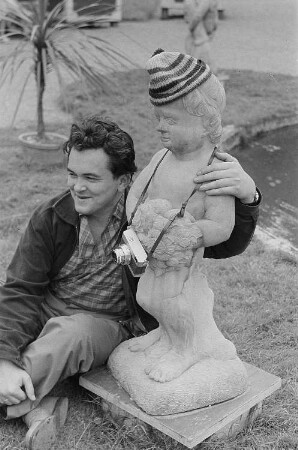 Rudolf Bartsch mit einem verkleideten Putto im Park des Schlosses Belvedere in Weimar