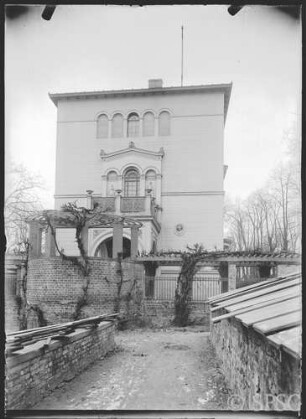 Potsdam, Villa Liegnitz, Blick über Gärtnerei (Ananasrevier) auf Exedra und Ostseite der Villa.