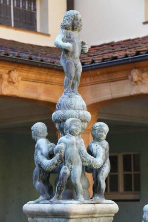 Zierbrunnen mit Puttenreigen und Nixen — Puttenreigen
