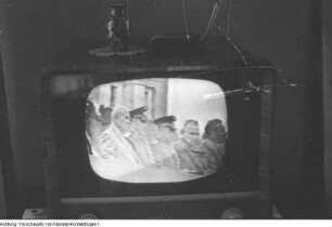 Fernsehabend in einem Klub der Volkssolidarität. Sendung über den Empfang des Kosmonauten Gagarin, 1961