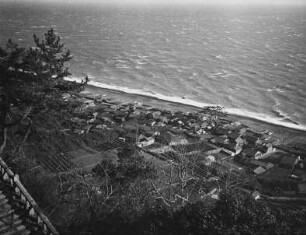 Shizuoka-ken. Ort am Fuße des Kunōzan. Blick auf den Pazifischen Ozean
