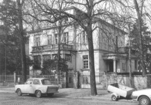 Dresden-Neustadt, Radeberger Straße 35. Wohnhaus (1862). Straßenansicht mit Einfriedung