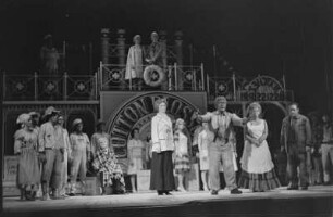 Szenenbilder aus "Show Boat", Musical von Jerome Kern mit Libretto von Oscar Hammerstein. Metropol-Theater Berlin, Premiere 20.12.1974