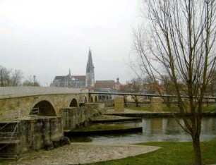 Regensburg: Stadtansicht mit Dom und Steinerner Brücke