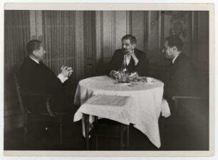 Nikolaus Titulescu und Pierre Laval beim Lunch im Genfer Hotel des Bergues. links: Nikolaus Titulescu, Mitte: Pierre Laval