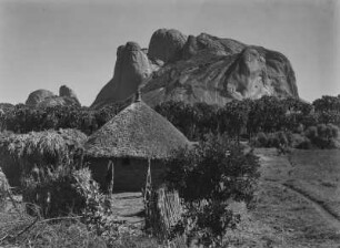 Taka-Berge : Die Taka-Berge bei Kassala. Im Bildvordergrund eine Rundhütte
