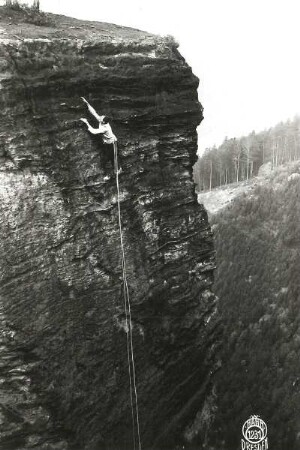 Böhmische Schweiz, Elbtal, rechtes Ufer (Labské údolí, Pravý břeh). Kastenturm (Skříň). Seilschaft Paul Schöne in der Ausstiegswand des Alten Weges (VIIa)