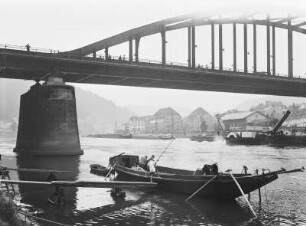Brücke : Tetschen (Děčín). Elbbrücke. Blick durch einen Brückenpfeiler zur Stadt