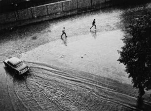 Straßenszene (Blick aus der Wohnung des Fotografen bei einem Regenschauer)