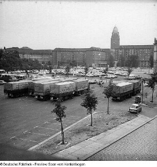 Brühlsche Terrasse (Baustelle Hotel Hilton, Terrassenufer mit Dampferanlegestelle, neue Carolabrücke, Hochwasser, Rietscheldenkmal, Freitreppe, Cafés, Autos)