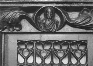 Gestühl mit Medaillons von Heiligen — Christus mit erhobener Hand