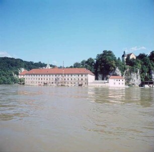 Blick über die Donau auf das Kloster Weltenburg